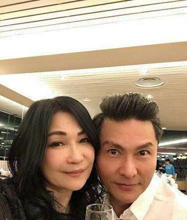 关礼杰,今年已经58岁了,他对妻子十分深情,两个女儿很漂亮_安娜_电视