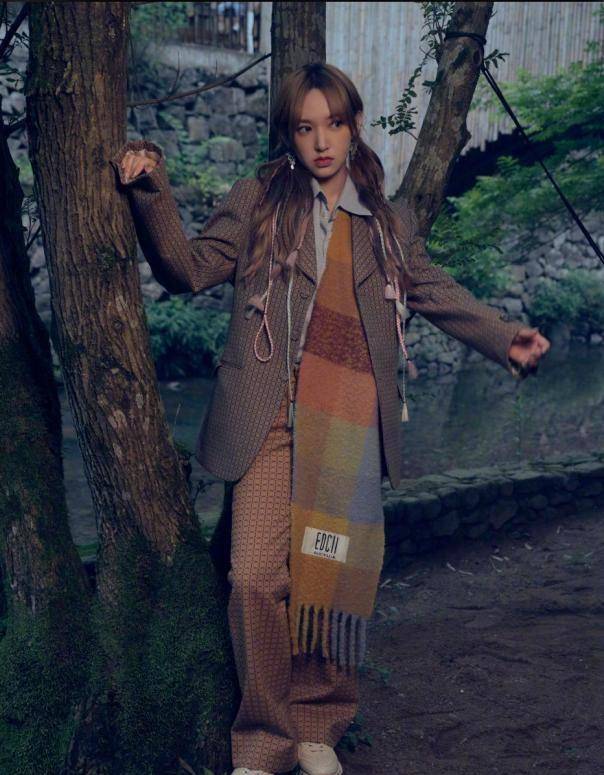 程潇登《男人装》大秀身材,不见诱人小粗腿,网友:还不如李雪琴_男装