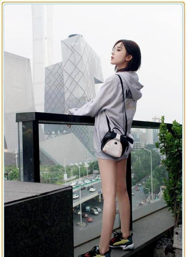 古力娜扎太疯狂了!竟把卫衣当裙子穿,网友:这腿我是服气的!