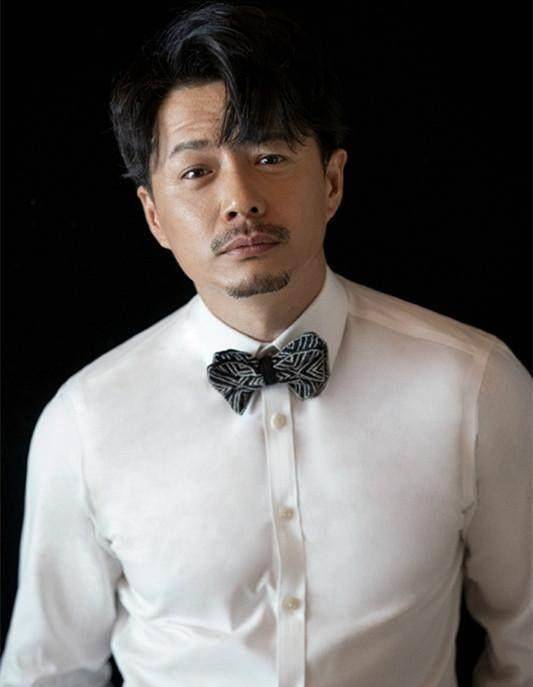 刚才,拿到影帝以后的段奕宏的私照来了,还是熟悉的小胡子,还是那样的