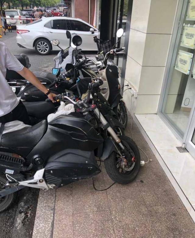 房产中介店外装充电插座有安全隐患，拆了，业务员的小电驴没法充？这事怎么破