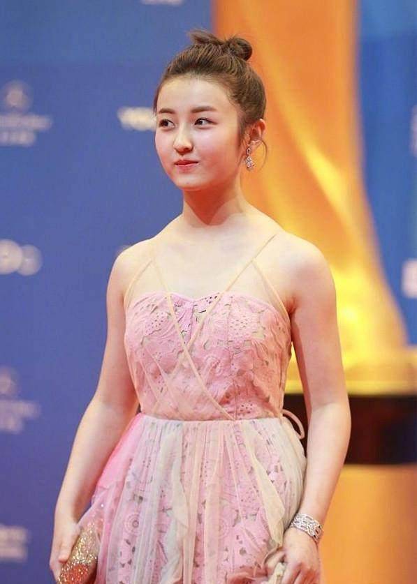 年轻果然是最大的资本,张子枫这满脸的胶原蛋白!