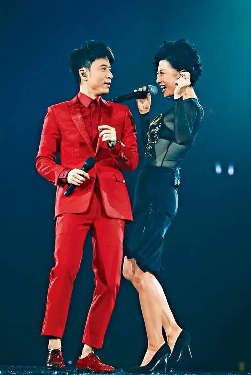 62岁叶倩文和55岁李克勤热舞,黑色透视上衣搭包臀裙,网友:一流_颜色