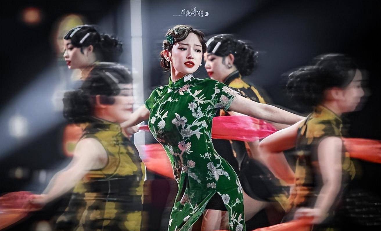 "人间芭比"程潇太辣了,穿着旗袍铺到腿底,前后都凸出来,惊艳_绿色