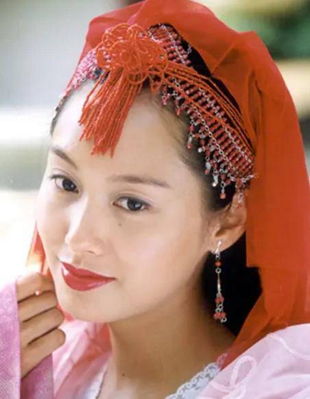 舒淇饰演的红拂女可谓备受争议,脸上的雀斑都清晰可见,在当时毁誉参半