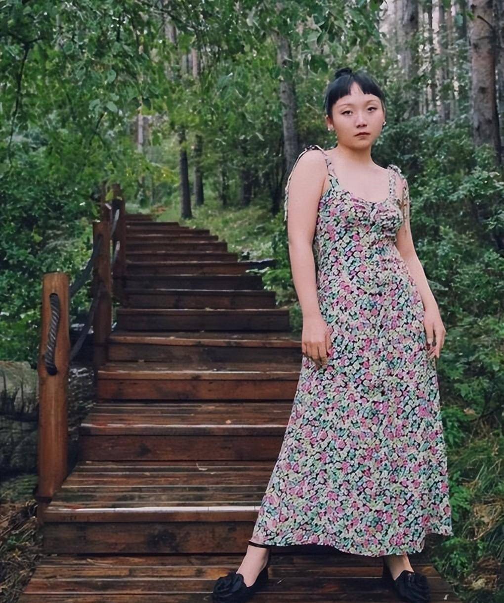 辣目洋子体重超120斤,爱穿吊带裙却不显臃肿,自信的女人真美_女性