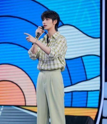 丁程鑫哪一期加入快乐家族呢?_网友_谢娜_姐姐