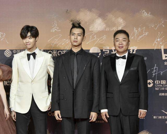 周冬雨成熟,刘浩存穿衣显野心让张译为她拖裙摆_西装_礼服_谢霆锋