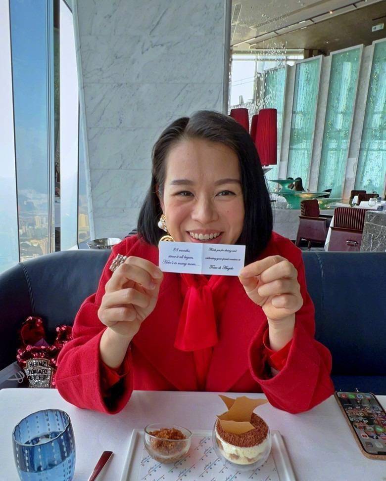 胡杏儿和老公在人间深情告白,老公白发素颜现身,太真实了_承德_状态