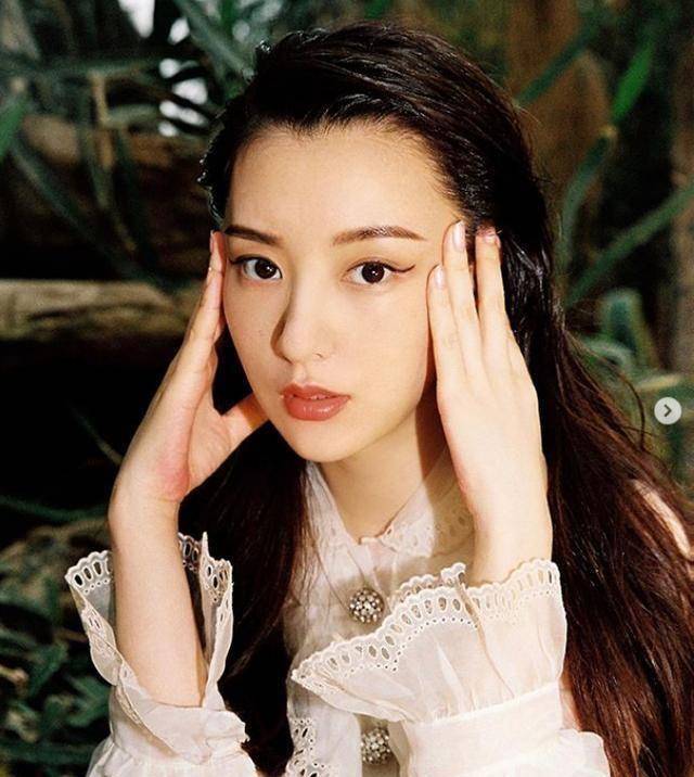 郭富城老婆方媛晒天王嫂日常生活,插花逛公园不忘学广东话_粤语_网友