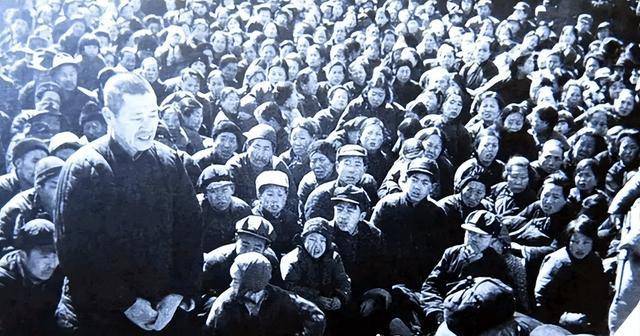 1956年浙江召开万人公审大会,一木匠被判处死刑,他犯了什么罪?