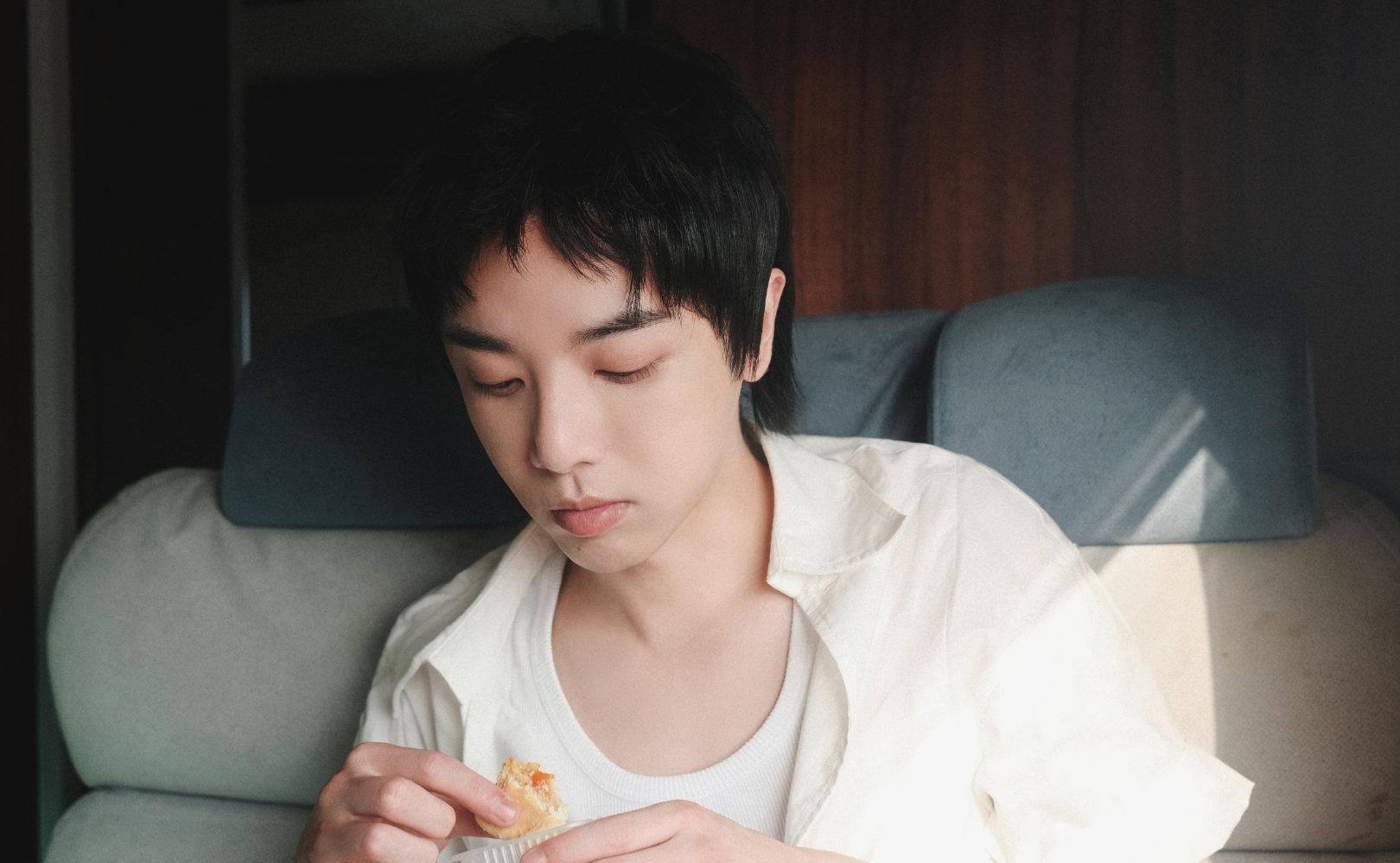 说实话华晨宇是个实力派歌手,因为长相精致也是很多人的偶像,他的生活