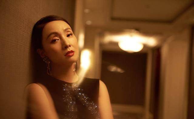 46岁陶虹镂空裙秀小蛮腰,眼窝深陷显老态,胜在气质温婉笑容甜美_生活