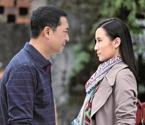 宋佳和张嘉译还合作了一部谍战剧《悬崖》,身穿妮子大衣饰演高官太太