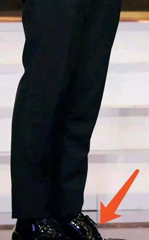 在这张合照中,刘烨186的身高明显是最突出的,但是大家的目光还是放在