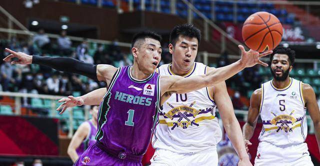 高诗岩是从辽宁男篮租借来到山东男篮的,巩晓彬付出的代价就是朱荣振