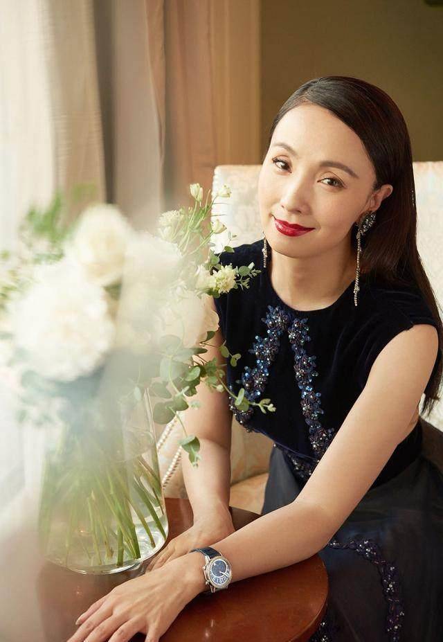 46岁陶虹镂空裙秀小蛮腰,眼窝深陷显老态,胜在气质温婉笑容甜美_生活