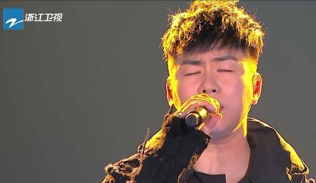 在胡彦斌唱歌的过程中,很多女观众都哭了,这种悲伤的旋律加上"心碎才