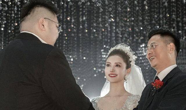 猴哥婚礼未过半月,深夜客厅偷吃零食被发现,全程不敢与妻子对视_何