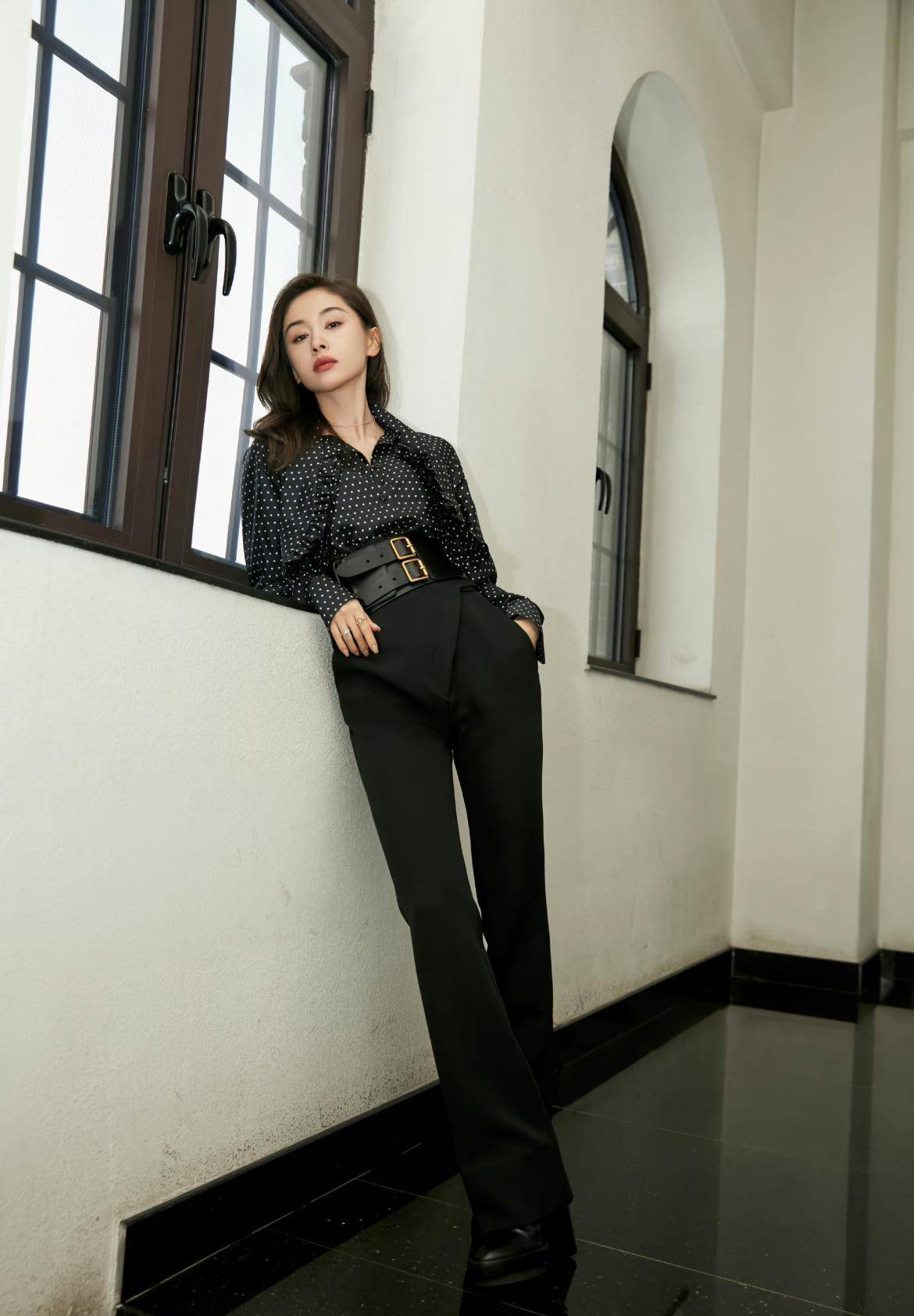 王子文越来越轻松,穿着黑色半时尚连衣裙,个子不高但是很有魅力!