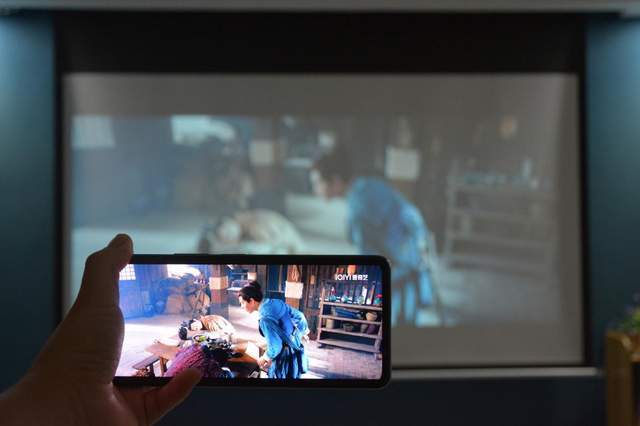 家用投影仪怎么选？小巧轻便AOC F1智能投影，千元价位也有好画质