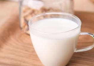 真正的补钙食物排行榜，每天一杯牛奶基本就满足了人体一半的钙需求