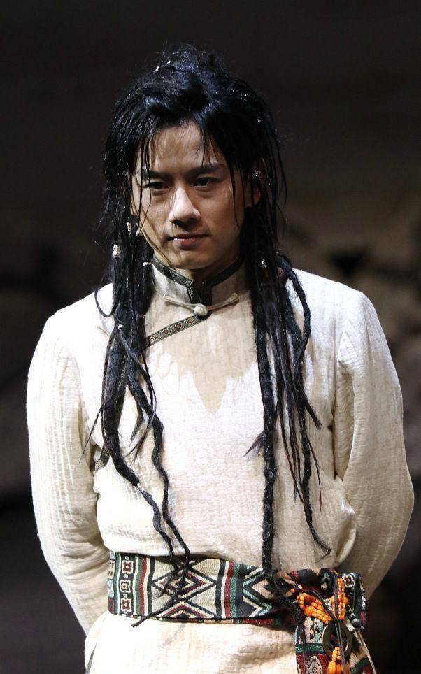 郝蕾离婚后现身舞台剧,黑衣披身变女巫,张杰脏辫长发民族风_造型_故事