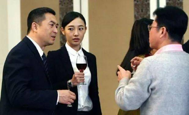 被称为"少女收割机"的国民大叔张嘉译,终于要和熟女谈恋爱了吗_李小冉