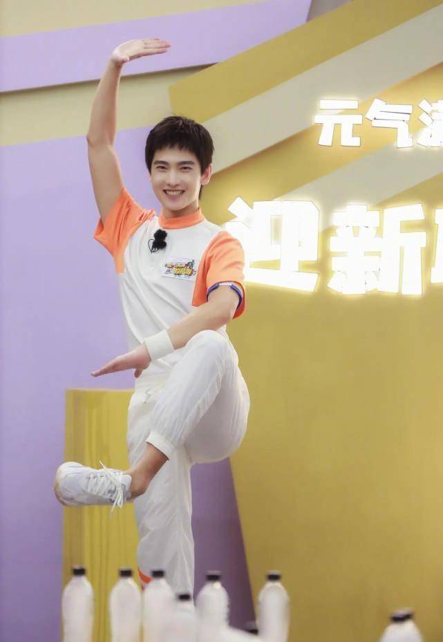 比起沈腾的表里如一,杨洋"说崩就崩"的人生我们模仿不来_高冷_节目