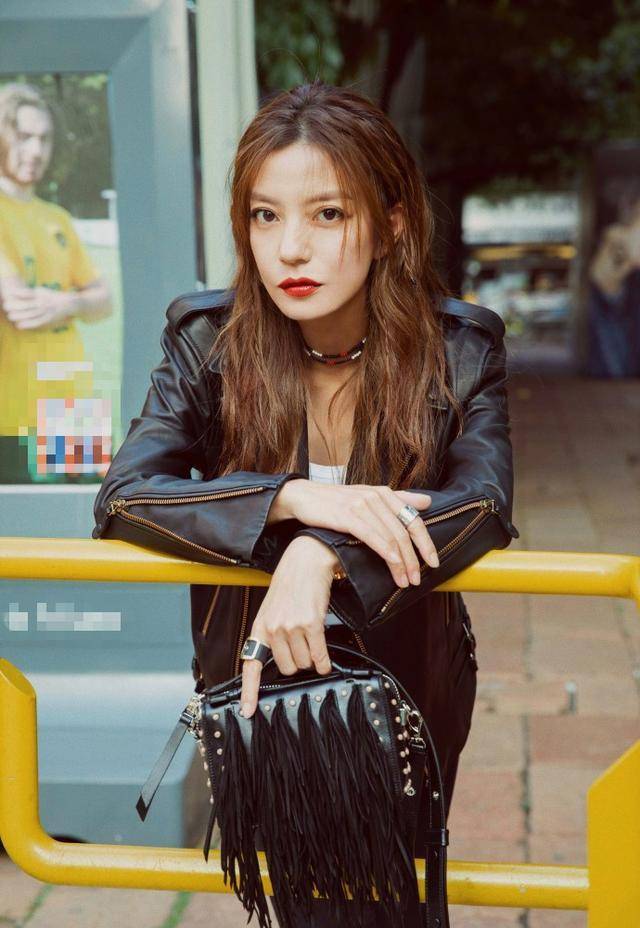 赵薇因饰演《还珠格格》中的小燕子而爆红,从她"穿某国旗衣"再到被