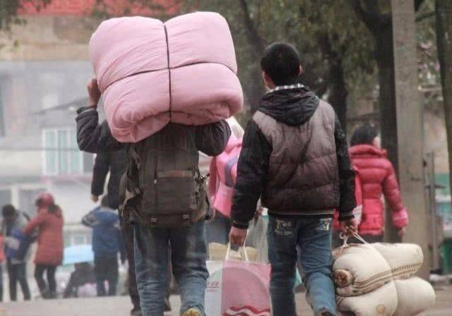 老公进城打工三年未归,我招呼没打就去找他,推开门我哭成泪人_屋子里