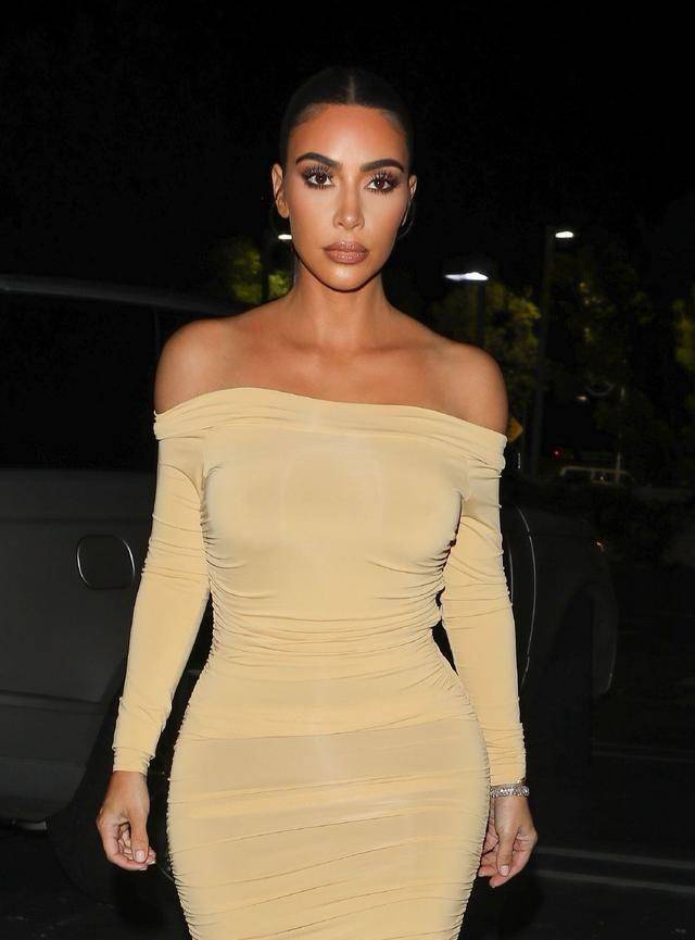 卡戴珊出街罕见不秀身材,扎朝天马尾辫配皮草,气场全开霸气十足_蓝色