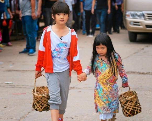 孙莉晒女儿近照,卸掉浓妆后的多多,母女同框似姐妹_黄磊_观众_时尚