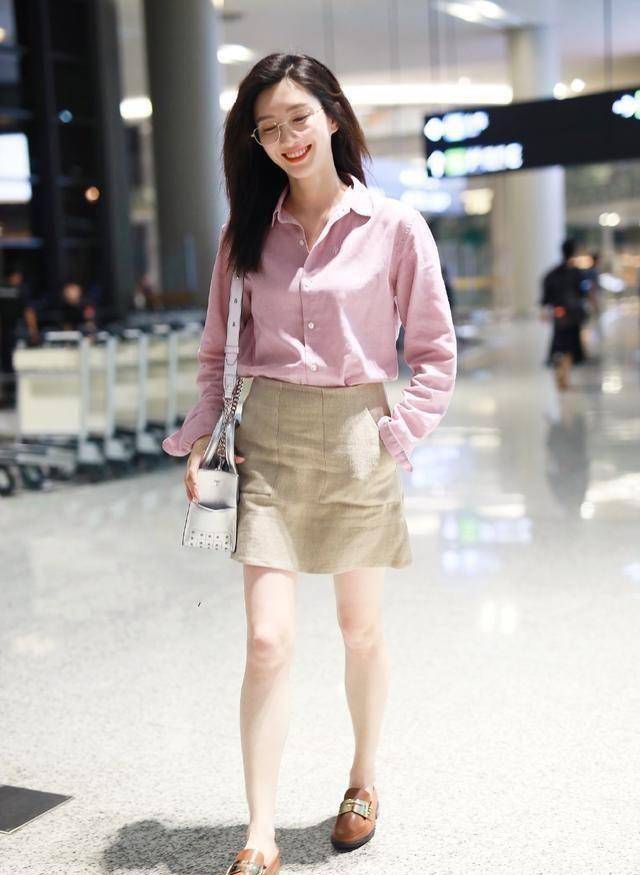 江疏影腰太细,穿亚麻衬衫搭配半裙,既突显腰线又干净利落_白色_黑色