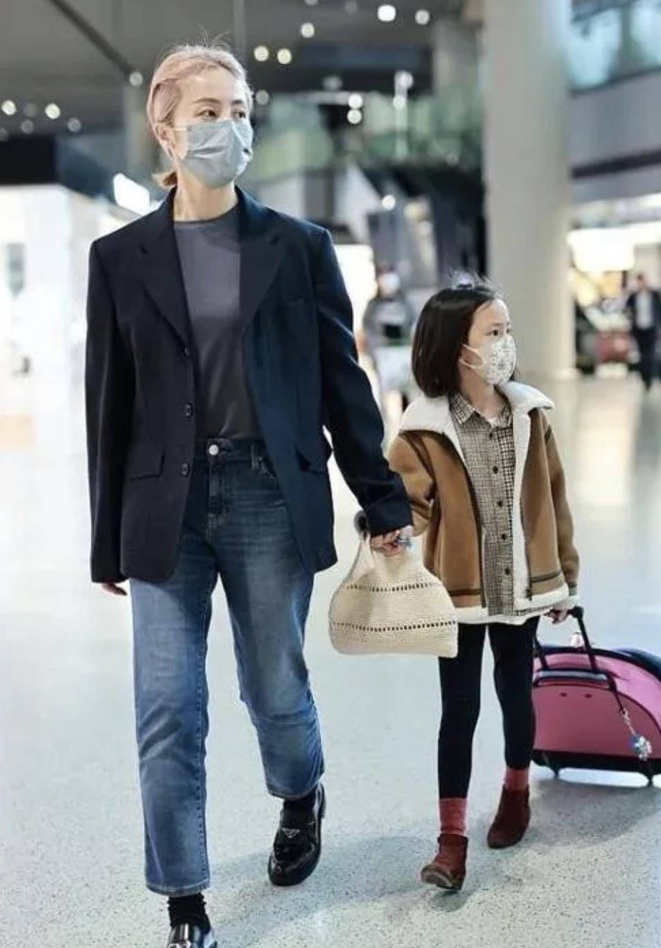 黄磊的妻子孙莉学起街边舞蹈,网友嘲笑还不如"民族舞"_头发_颜色_衣服