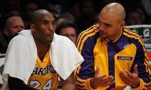 萨克雷的现状正所谓是金子在那都"花光",挥舞毛巾这事是一世的不是一