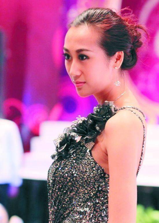 蒋丽莎年轻时照片曝光,完全不同于现在,五年生四胎简直毁了她!