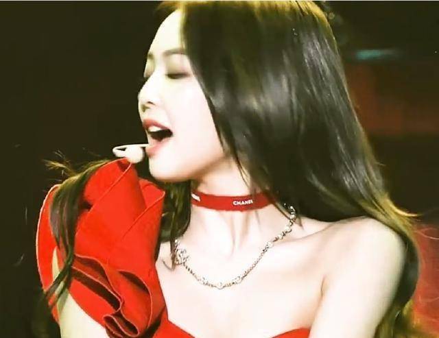 jennie红玫瑰造型直拍太美,是红玫瑰本玫瑰啊_气质_红色_头发