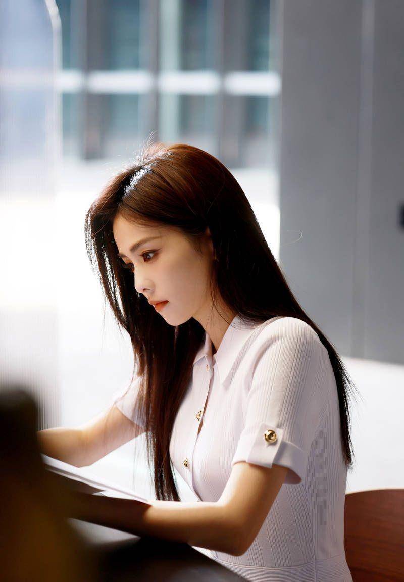 白鹿清爽简约的干净白衣,黑直长发尽显女神风范_照片_魅力十足_状态