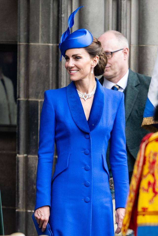 凯特越来越"懂"穿,为丈夫威廉助阵,浅蓝色印花裙秒变迷妹_服装_钴蓝色