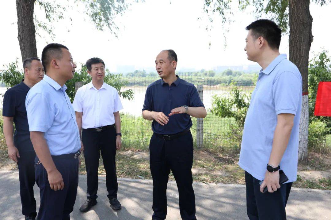 咸阳市秦都区委书记景雪峰督导检查河湖长制和大气污染防治工作_全力