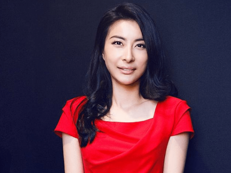 42岁郭晶晶工作被偶遇,素颜出镜颜值超路人,与霍启刚多日未同框_网友