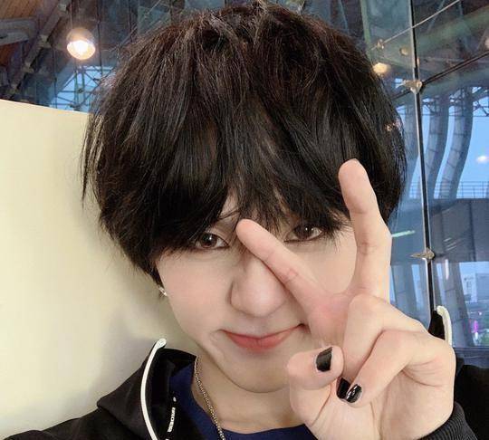 李权哲话筒李权哲在舞台上摔话筒,而且签名的时候全程都黑着脸,这是