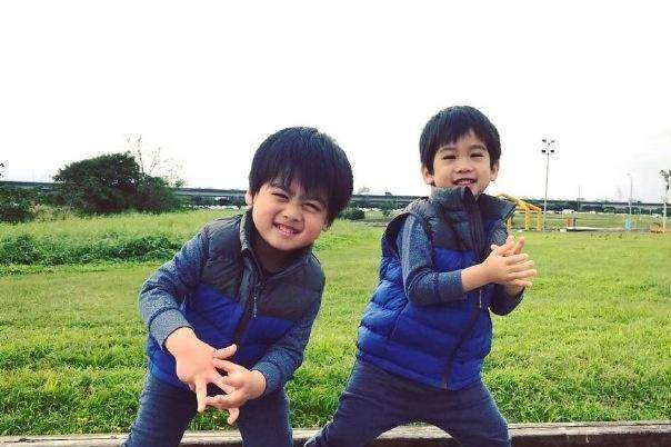 林志颖3岁双胞胎儿子懂事乖巧,主动给妈妈按脚,把大家暖哭了_陈若仪