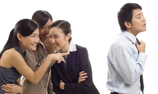 必是是非人",意思是经常在背后说别人闲话的人,必定不是什么好人