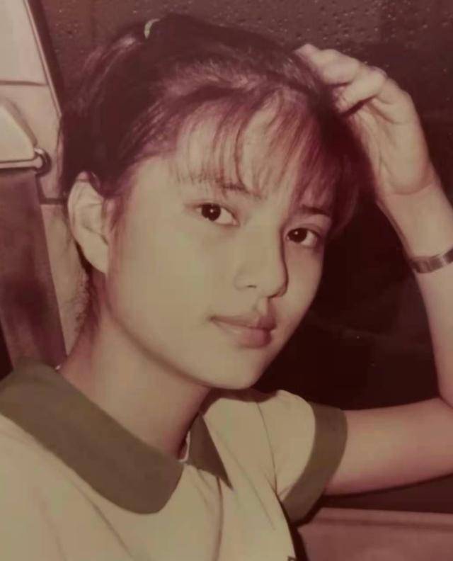 在老照片中,李若彤的发型很娘,她的刘海明显很薄,但她不知道如何防止
