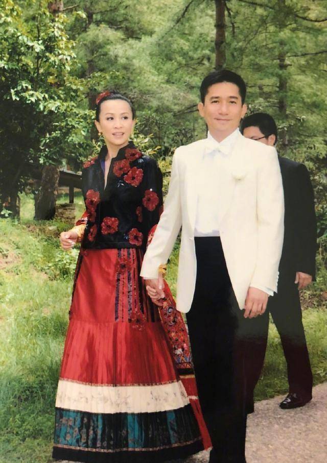 刘嘉玲和小10岁梁咏琪陈慧琳同框,素颜没眉毛都比她俩看着年轻_保养