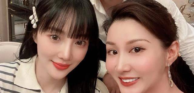 李小璐晒视频为妈妈庆生,李妈妈对着镜头大秀舞姿,好显年轻_母亲