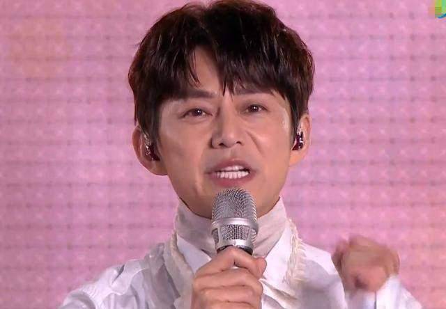 其实吴昕和钱枫,这些明星看手卡走流程,我们也能理解,关键是昨晚何炅