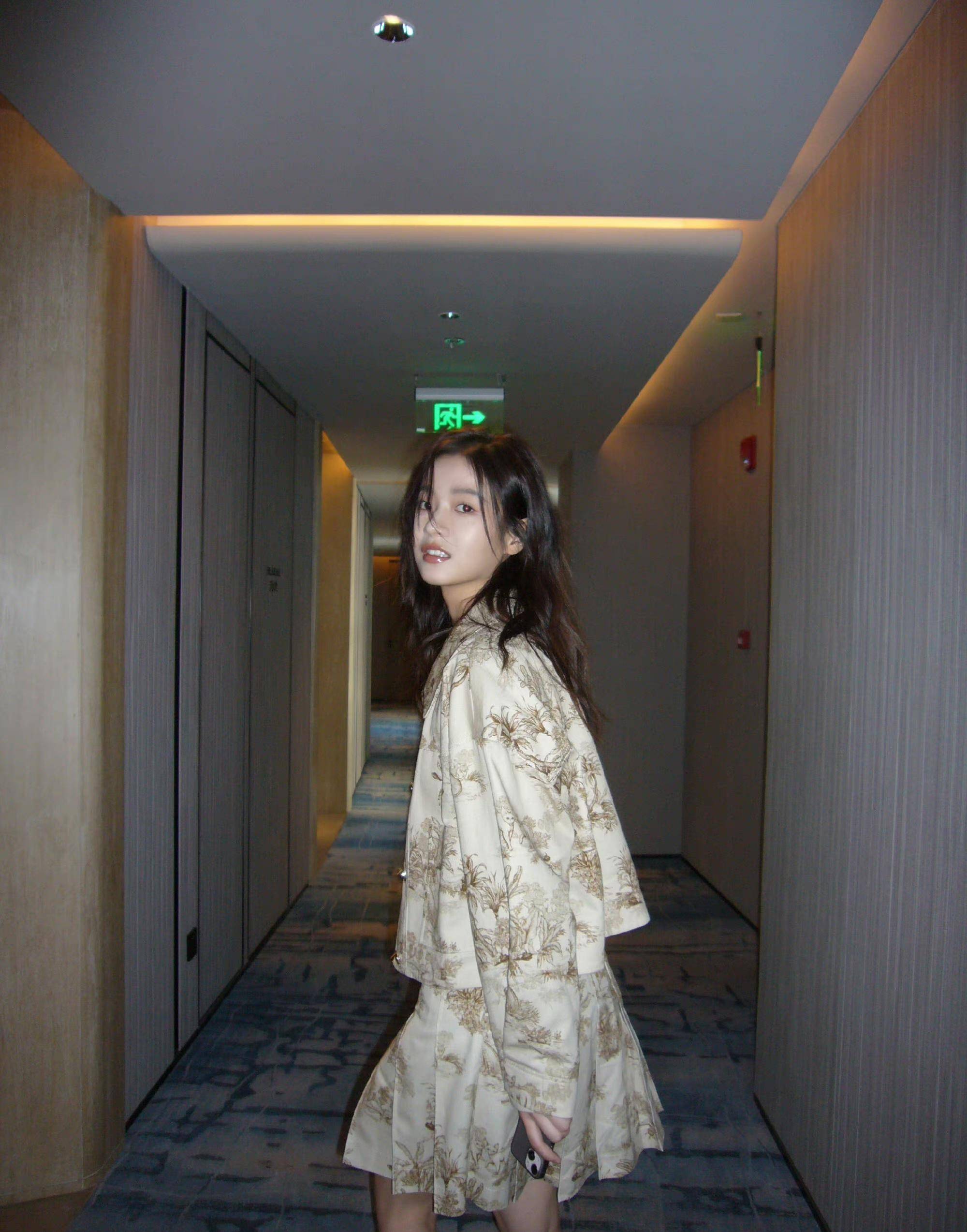 氧感少女的氛围穿破了,赵今麦,李庚希,庄达菲,你选谁_黑色_氧气_牛仔